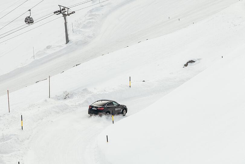 Rutschige Angelegenheit: Bei der Driving Experience von BMW am Gletscher bei Sölden geht es darum, das Fahrzeug mit und ohne elektronische Helfer im Griff zu haben.