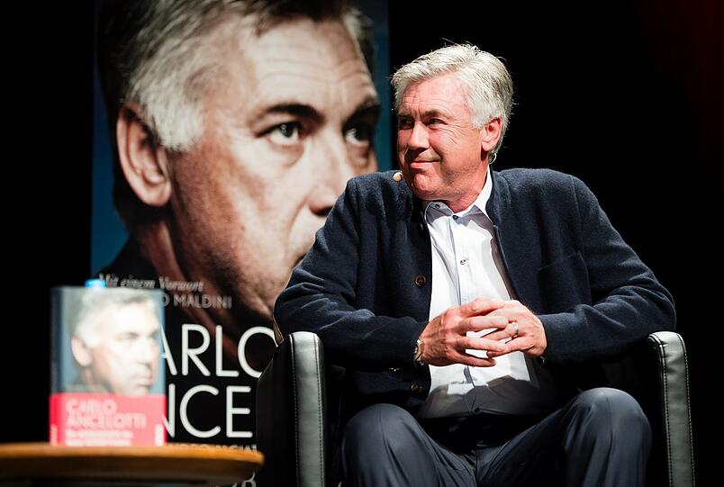 Im launigen Gespräch mit einem Sportjournalisten präsentiert Carlo Ancelotti am Montagabend seine Autobiografie in München.