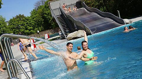 Erfrischend im Freibadbereich des Dantebades: Ingenieure Filipe (32) und Catarina (26) freuen sich über Abkühlung.