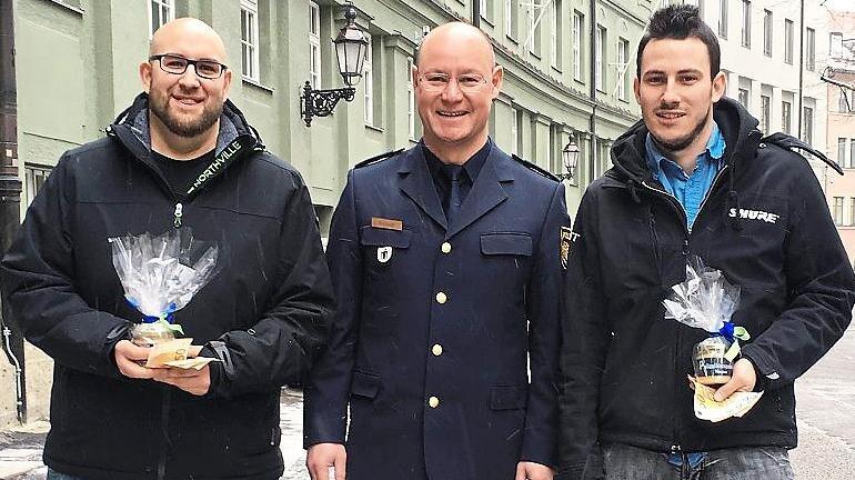 Daniel Vorbach (l.) und Sebastian Wick mit Polizeioberrat Christian Wittstadt.