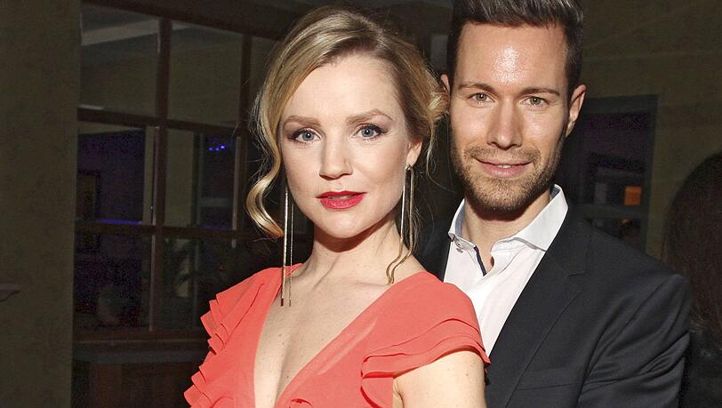 Die Schauspielerin Kim-Sarah Brandts hat ihren Freund Jan Riecken geheiratet.