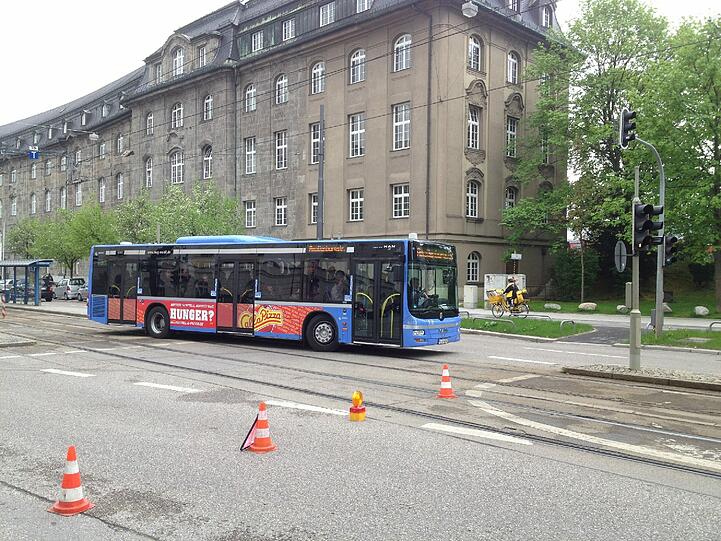 Dann riegelten die Einsatzkräfte die Straße mit Leitkegeln ab - Autos und Busse mussten ausweichen.