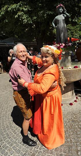 Impressionen vom  dritten Brunnenfest am Viktualienmarkt: Viel Musik, alte Kostüme, ein Tänzchen in Ehren und staunende Besucher.