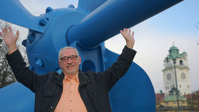 Alexander Miklosy (Rosa Liste) vor dem Deutschen Museum. Im Hintergrund das Müllersche Volksbad. Alexander Miklosy (Rosa Liste) vor dem Deutschen Museum. Im Hintergrund das Müllersche Volksbad.