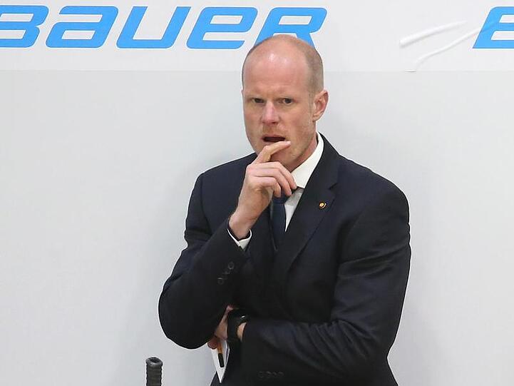 Der deutsche Trainer Toni Söderholm steht beim Länderspiel in Kaufbeuren in der Bank. Foto: Karl-Josef Hildenbrand