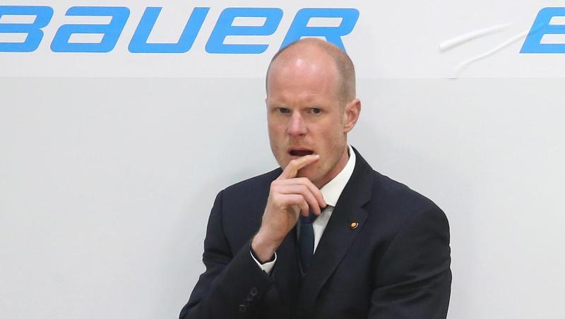 Der deutsche Trainer Toni Söderholm steht beim Länderspiel in Kaufbeuren in der Bank. Foto: Karl-Josef Hildenbrand Der deutsche Trainer Toni Söderholm steht beim Länderspiel in Kaufbeuren in der Bank. Foto: Karl-Josef Hildenbrand