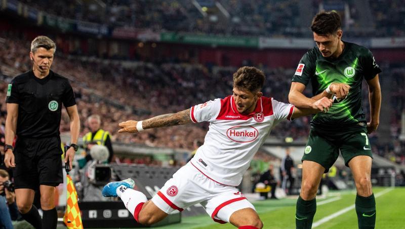 Düsseldorfs Matthias Zimmermann (l) spielt beim Dull mit dem Wolfsburger Josip Brekalo einen Ball im Aus. Düsseldorfs Matthias Zimmermann (l) spielt beim Dull mit dem Wolfsburger Josip Brekalo einen Ball im Aus.