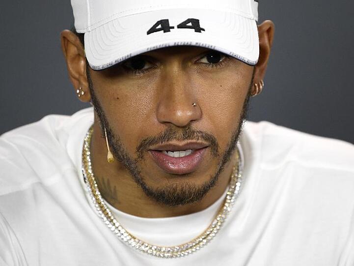 Weltmeister Lewis Hamilton sieht Mercedes noch nicht stark genug.
