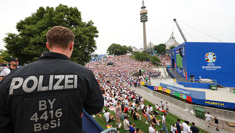 So fröhlich sah es bei der Europameisterschaft 2024 am Olympiaturm aus. In den Tagen rund um das Champions-League-Finale zwischen Inter Mailand und Paris Saint-Germain wird es wieder eine derartige Fanzone mit Public Viewing geben: das Champions Festival. So fröhlich sah es bei der Europameisterschaft 2024 am Olympiaturm aus. In den Tagen rund um das Champions-League-Finale zwischen Inter Mailand und Paris Saint-Germain wird es wieder eine derartige Fanzone mit Public Viewing geben: das Champions Festival.