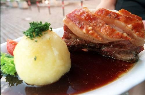 Auch das fette fränkische Essen fördert nicht gerade die Lebenserwartung.