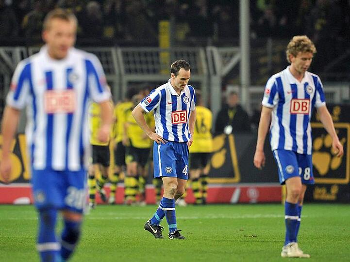 Die Berliner Spieler Ebert (l-r), von Bergen und Lustenberger lassen die Köpfe hängen.