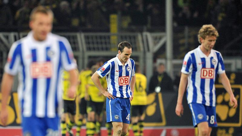 Die Berliner Spieler Ebert (l-r), von Bergen und Lustenberger lassen die Köpfe hängen. Die Berliner Spieler Ebert (l-r), von Bergen und Lustenberger lassen die Köpfe hängen.