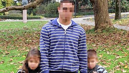 Einige Monate nach der Bluttat erholte sich Johnny P. mit seinen Kindern Shayenne (6, links) und Malik (5) auf einer Kur. Im Gespräch mit der AZ zeigte er sich erleichtert, dass eine Verdächtige gefunden wurde. Einige Monate nach der Bluttat erholte sich Johnny P. mit seinen Kindern Shayenne (6, links) und Malik (5) auf einer Kur. Im Gespräch mit der AZ zeigte er sich erleichtert, dass eine Verdächtige gefunden wurde.