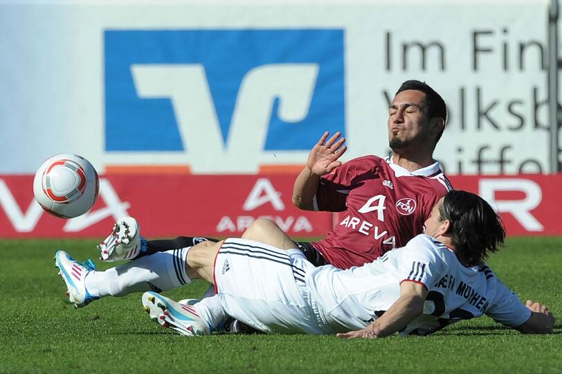 Danijel Pranjic im Zweikampf mit Nürnbergs Ilkay Gündogan.