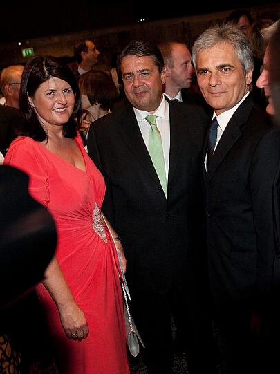Ebenfalls anwesend: Gabi Burgstaller, die Landeshauptfrau von Salzburg, Sigmar Gabriel, Parteivorsitzender der SPD sowie Werner Faymann, Bundeskanzler von Österreich.