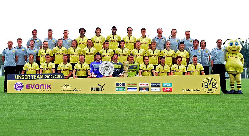 Das Mannschaftsfoto von Borussia Dortmund: Obere Reihe (l-r): Andreas Schlumberger (Leiter Athletik und Fitness), Andreas Beck (Reha-Trainer), Florian Wangler (Co-Trainer), Patrick Owomoyela, Neven Subotic, Felipe Santana, Mats Hummels, Ivan Perisic, Frank Gräfen (Zeugwart), Markus Braun (Mannschaftsarzt) und Wolfgang "Teddy" de Beer (Torwarttrainer). Mittlere Reihe (l-r): Thomas Zetzmann (Physiotherapeut), Peter Kuhnt (Physiotherapeut), Thorben Voeste (Physiotherapeut), Marcel Schmelzer, Sven Bender, Kevin Großkreutz, Julian Schieber, Koray Günter, Robert Lewandowski, Lukasz Piszczek, Oliver Kirch, Marco Reus, Ilkay Gündogan, Peter Krawietz (Co-Trainer), Zeljko Buvac (Co-Trainer) und Jürgen Klopp (Trainer). Untere Reihe (l-r): Moritz Leitner, Chris Löwe, Mario Götze, Jakub Blaszczykowski "Kuba", Zlatan Alomerovic (Torwart), Roman Weidenfeller (Torwart), Mitchell Langerak (Torwart), Marvin Bakalorz, Leonardo Bittencourt, Mustafa Amini und Sebastian Kehl.