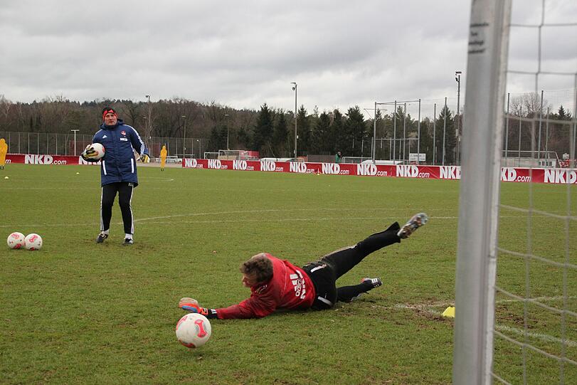 Währenddessen heizt Torwartrainer Adam Matysek die Keeper Raphael Schäfer und Stephan Alexander auf.