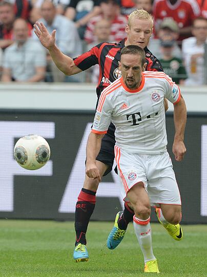FRANCK RIBÉRY, Note 3: Diskutierte während des Spiels mit Guardiola, holte sich an der Linie Anweisungen. Will sich zeigen vor der Wahl zu Europas Fußballer. Kam mit seinen Dribblings und Pässen nicht immer durch.