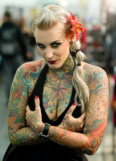 Diese Frau trägt mitten in dem gesamten Tattoo-Gemälde das Wort "Hope" zwischen ihren Brüsten. Auf was sie dabei hofft, bleibt ihr überlassen.