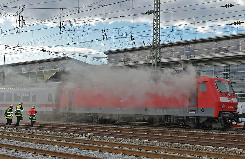 27. Juli: Eine Lok eines Intercity gerät in Brand. Die Fahrgäste kommen nicht zu Schaden, die Feuerwehr kann die Lok schnell löschen.