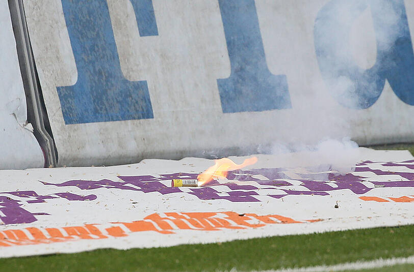 Böller, Rauch, vermummte Fans: Schon wieder Pyro-Ärger beim TSV 1860 München. Die Bilder vom Bornheimer Hang in Frankfurt.
