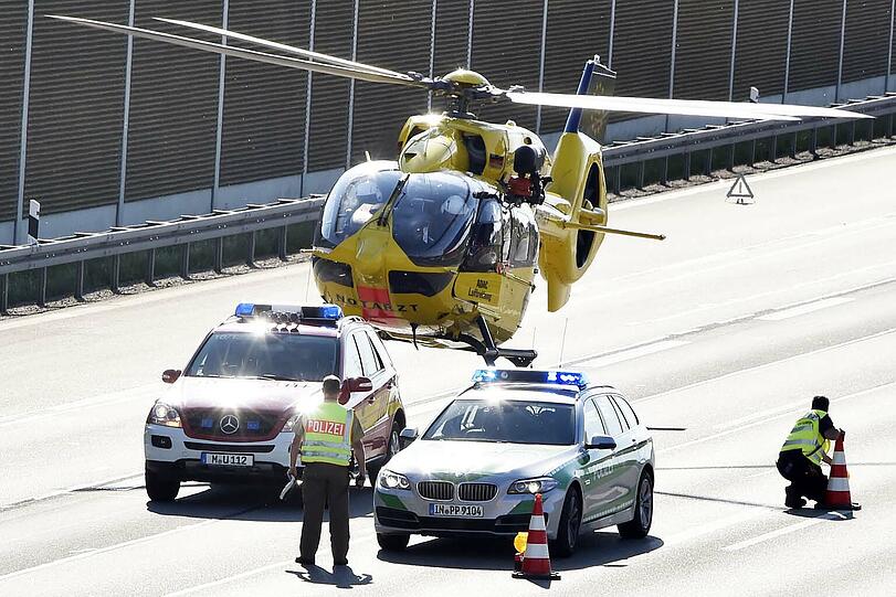 Der 17-Jährige wurde mit lebensgefährlichen Kopfverletzungen in eine Klinik geflogen. Die A99 war teilweise komplett gesperrt.