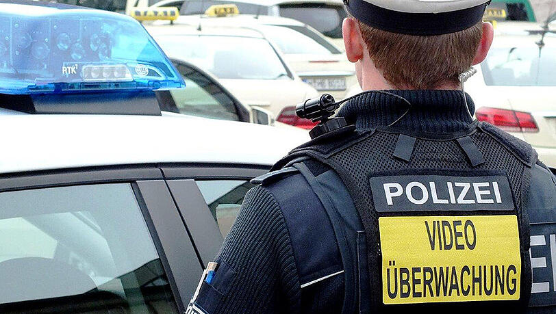 Ein halbes Jahr lang testete die Münchner Polizei die Körperkameras. Ein halbes Jahr lang testete die Münchner Polizei die Körperkameras.