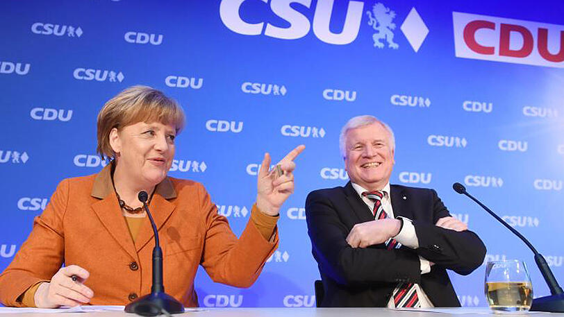Kanzlerin Merkel und der bayerische Ministerpräsident Seehofer sprechen nach einem Spitzentreffen von CDU und CSU in München.