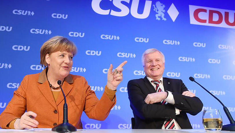 Kanzlerin Merkel und der bayerische Ministerpräsident Seehofer sprechen nach einem Spitzentreffen von CDU und CSU in München. Kanzlerin Merkel und der bayerische Ministerpräsident Seehofer sprechen nach einem Spitzentreffen von CDU und CSU in München.
