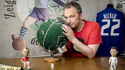 "Ich muss gestehen, bis ich zehn war, war ich Bayern-Fan, aber irgendwann berührte mich der ewige Abstiegskampf mehr als ein Team, das dauernd gewinnt", sagt Werder-Stadionsprecher und Entertainer Arnd Zeigler.