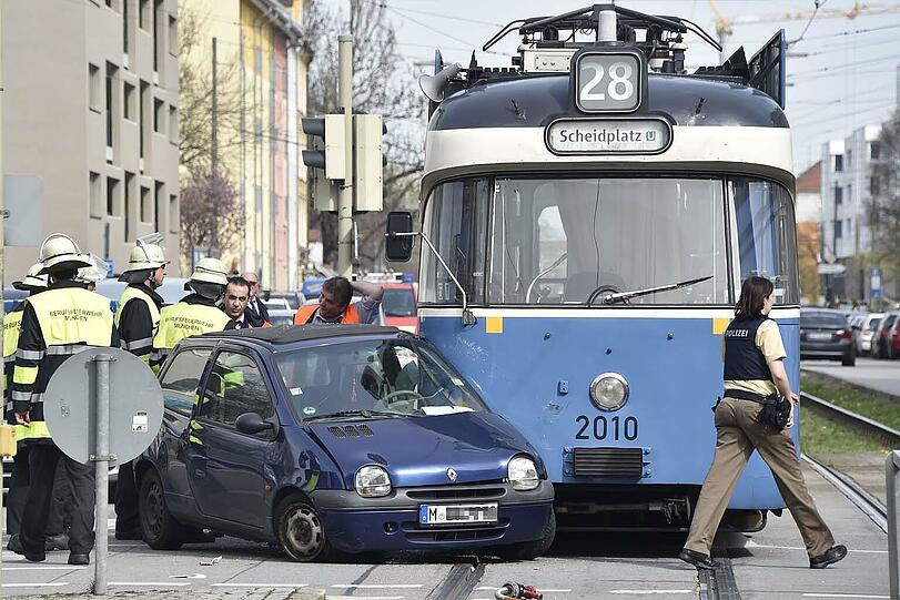 Die Tram erwischte den Twingo und schleifte ihn ein kurzes Stück mit.