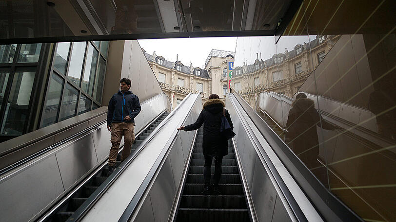Bereits vor zweieinhalb Wochen stürzte die Frau von einer Rolltreppe am Stachus - nun ist sie tot. (Symbolbild)