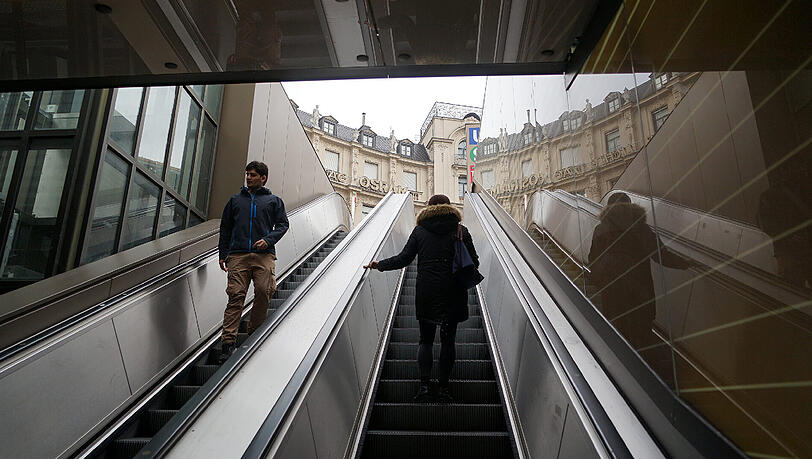 Bereits vor zweieinhalb Wochen stürzte die Frau von einer Rolltreppe am Stachus - nun ist sie tot. (Symbolbild) Bereits vor zweieinhalb Wochen stürzte die Frau von einer Rolltreppe am Stachus - nun ist sie tot. (Symbolbild)