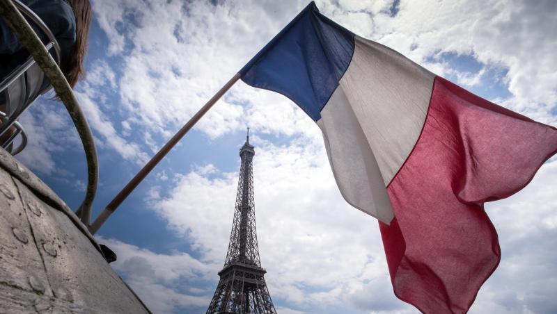 Die französische Flagge vor dem Eiffelturm: Die Wirtschaft des Landes konnte im vergangenen Jahr ein moderates Wachstum verzeichnen. Die französische Flagge vor dem Eiffelturm: Die Wirtschaft des Landes konnte im vergangenen Jahr ein moderates Wachstum verzeichnen.