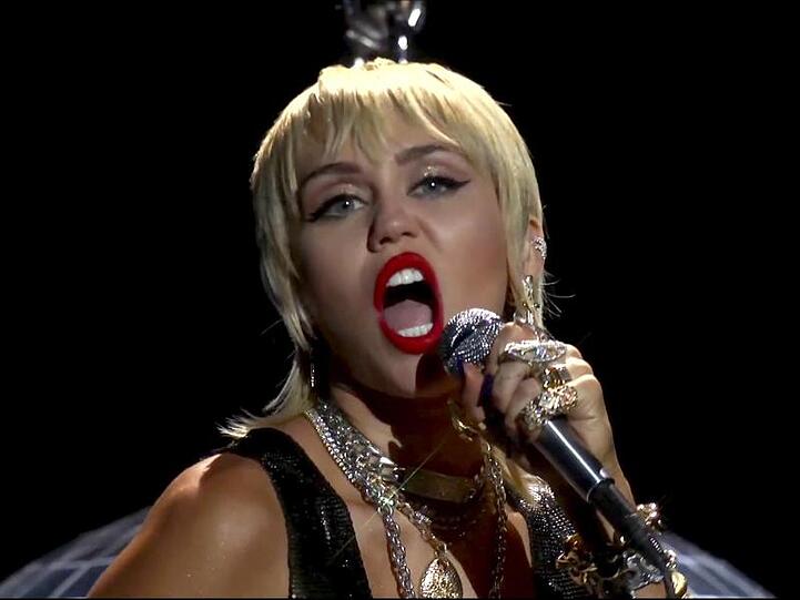 Miley Cyrus sang bei den MTV Video Music Awards ihren Song Midnight Sky".