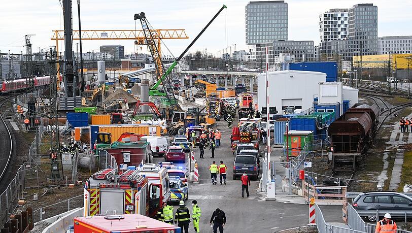 Explosion eines Blindgängers aus dem Zweiten Weltkrieg an der Donnersbergerbrücke. Mehrere Bauarbeiter sind dabei verletzt worden. Explosion eines Blindgängers aus dem Zweiten Weltkrieg an der Donnersbergerbrücke. Mehrere Bauarbeiter sind dabei verletzt worden.