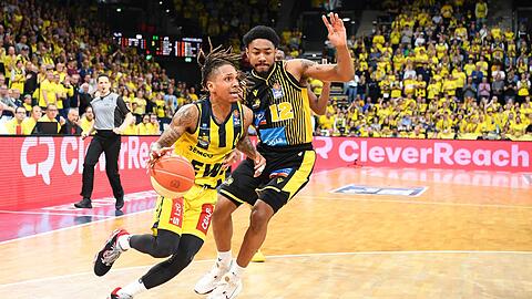 Jhonathan Dunn (r) und die MHP Riesen Ludwigsburg sind erfolgreich in die Playoffs gestartet.