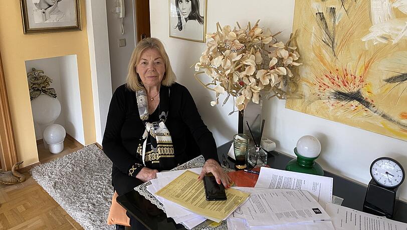 Ina Feindt (80) sortiert all die Unterlagen, die sich inzwischen angesammelt haben: Gerichtsbeschlüsse, Kündigungen, Abmahnungen. Ständig kämen neue Schreiben dazu, erzählt sie.