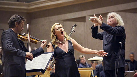 Der Konzertmeister Anton Barakhovsky mit Magdalena Kozena und Simon Rattle in der Aufführung der "Matthäuspassion".