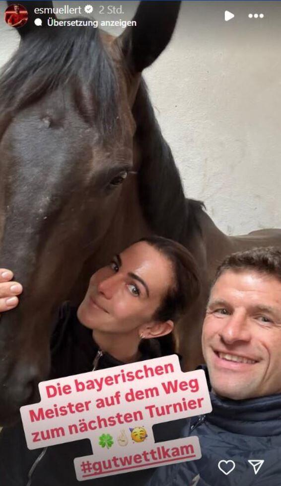 Kurz nach Lisas gewonnenen Bayerischen Meisterschaft der Dressurreiter veröffentlichte Thomas Müller dieses Foto auf Instagram. Kurz nach Lisas gewonnenen Bayerischen Meisterschaft der Dressurreiter veröffentlichte Thomas Müller dieses Foto auf Instagram.