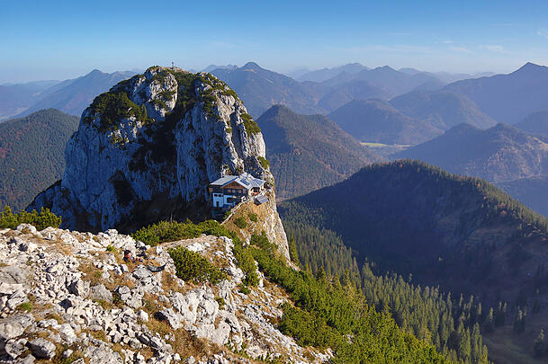 Die Tegernseer Hütte liegt zwischen den Gipfeln des Roß- und Buchstein.
