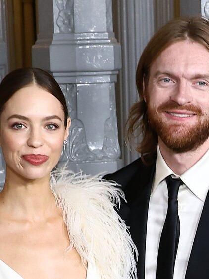 Haben sich im letzten Jahr verlobt: Claudia Sulewski und Finneas O'Connell.