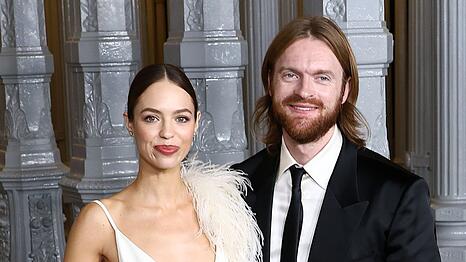 Haben sich im letzten Jahr verlobt: Claudia Sulewski und Finneas O'Connell.