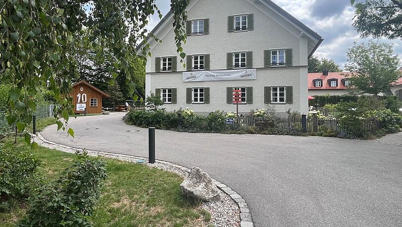 Der historische Stürzerhof ist die Geburtsstätte des Brauereigründers Joseph Pschorr und beherbergt heute die Bio-Brauerei Haderner Bräu. Der historische Stürzerhof ist die Geburtsstätte des Brauereigründers Joseph Pschorr und beherbergt heute die Bio-Brauerei Haderner Bräu.