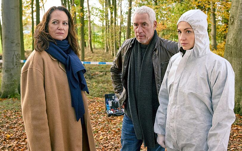 Die Kommissarin Jana Winter (Natalia W&ouml;rner, links), ihr Kollege Matthias Hamm (Ralph Herforth) und die Rechtsmedizinerin Miriam Bender (Sophia Schubert) nehmen das Waldst&uuml;ck, in dem ein Mann vom Pferd fiel, genauer unter die Lupe.