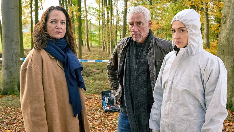Die Kommissarin Jana Winter (Natalia Wörner, links), ihr Kollege Matthias Hamm (Ralph Herforth) und die Rechtsmedizinerin Miriam Bender (Sophia Schubert) nehmen das Waldstück, in dem ein Mann vom Pferd fiel, genauer unter die Lupe. Die Kommissarin Jana Winter (Natalia Wörner, links), ihr Kollege Matthias Hamm (Ralph Herforth) und die Rechtsmedizinerin Miriam Bender (Sophia Schubert) nehmen das Waldstück, in dem ein Mann vom Pferd fiel, genauer unter die Lupe.