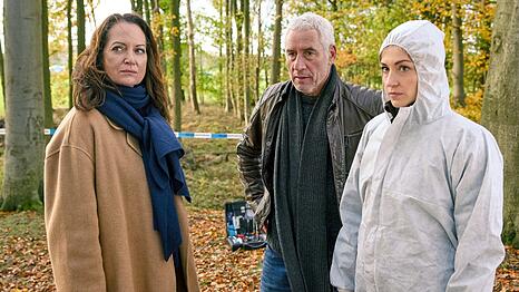 Die Kommissarin Jana Winter (Natalia W&ouml;rner, links), ihr Kollege Matthias Hamm (Ralph Herforth) und die Rechtsmedizinerin Miriam Bender (Sophia Schubert) nehmen das Waldst&uuml;ck, in dem ein Mann vom Pferd fiel, genauer unter die Lupe.