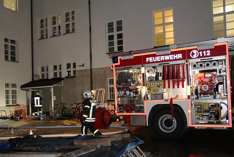Völlig verkohlt: Der Altarraum ist durch den Brand zerstört worden. Offenbar hat eine Kerze das Feuer im Studienstift St. Michael ausgelöst. Die Bilder