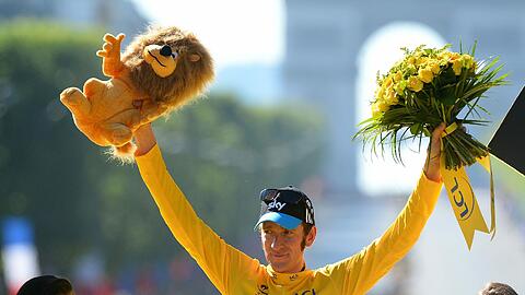 Bradley Wiggins jubelt im Juli 2012 nach dem Gewinn der Tour de France 2012