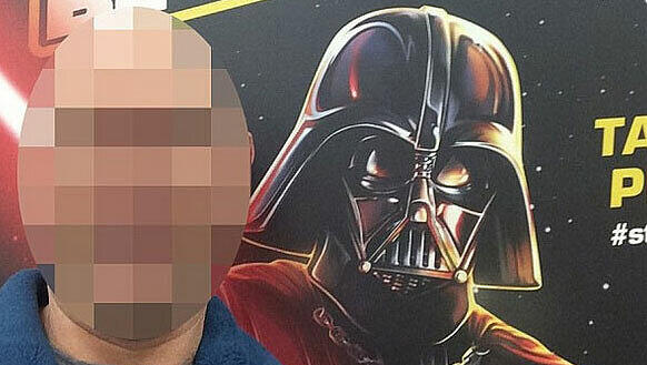 Darth-Vader-Selfie: Wegen dieses Fotos wurde ein Familienvater zu unrecht als "Perversling" angeprangert. Darth-Vader-Selfie: Wegen dieses Fotos wurde ein Familienvater zu unrecht als "Perversling" angeprangert.